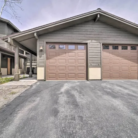 2 Mi to Donner Lake: Walkable Truckee Condo!