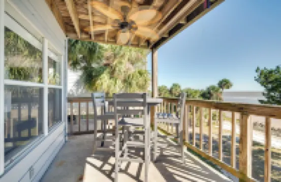 Cedar Key Condo w/ Balcony & Gulf Views!