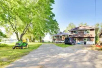Riverfront Sault Ste Marie Home w/ Dock! -  Privatzimmer