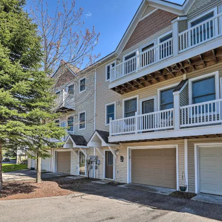 Bright Manistee Condo w/ Beach + Pool Access!