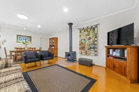 Birds 'n' Bloom Cottages Hotels in Yungaburra