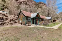 Downtown Ouray Apt w/ River & Mountain Views! - parking