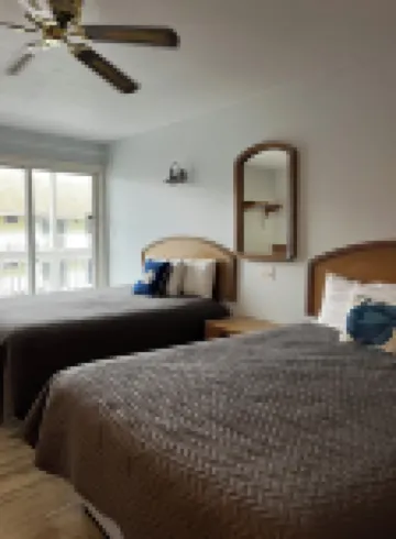 Mainsail Motel & Cottages