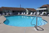 Mainsail Motel & Cottages - Pool