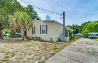 Waterfront Weeki Wachee Home w/ Fire Pit! -  Privatzimmer