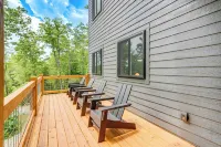 Modern Hiker's Haven w/ Dupont State Forest Views! - Parkplatz