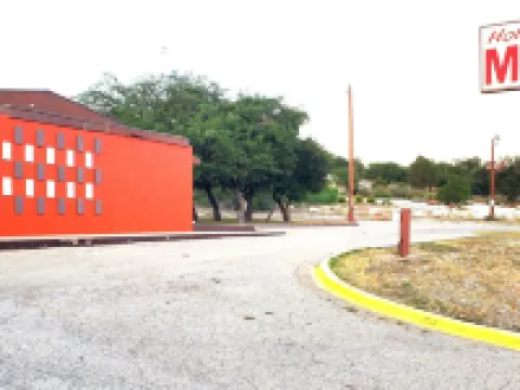 假日宿主汽車旅館和房車公園 索諾拉酒店