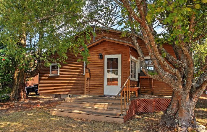 Newport Cabin w/ Lakefront Private Porch & Grill!
