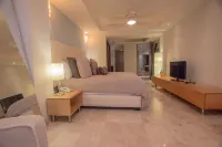 Perfect surfer getaway and family friendly beachfront condo