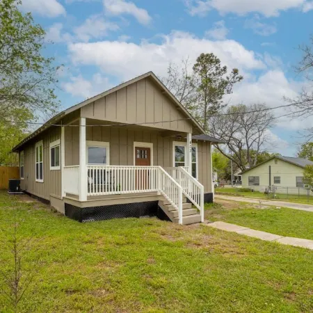 Charming 3-bedroom house in fabulous Brenham with WiFi, AC