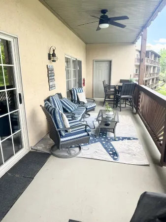 Spacious Master Suite and Private Deck with Grill - Elegant Retreat Отели в г. Pine A Township