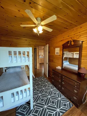 Cozy cabin style cottage tucked into the woods with a view of the water. Hotels near 大茶壶