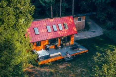 Ramblin' Rose Riverfront, Hot tub, Pet frdly, Cozy