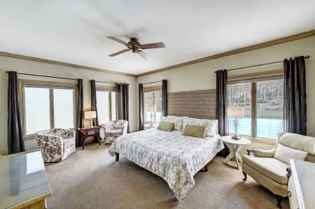 Landover Lodge by Avantstay Waterfront + Dock Отели рядом с достопримечательностью «Trump National Golf Club Charlotte»