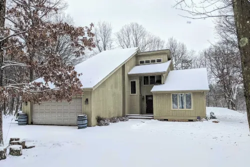 Mountain Hideout by Avantstay Game Room + Deck