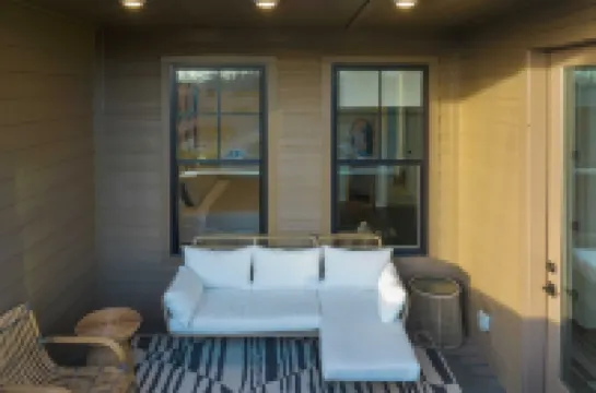 Minutes to Broadway Chic Newly Built 4Bdr w Balcony 98 Degrees by AvantStay