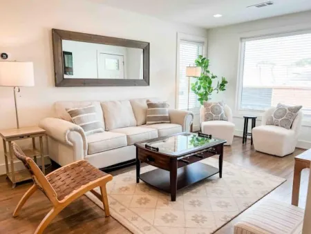 Cute 2 BR Condo Downtown Homewood Отели рядом с достопримечательностью «Университет Самфорд»