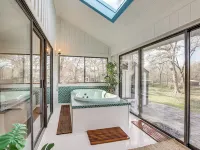 Hot Tub, Deck & Grill: Brookshire Gem Near Venues Hotels in Waller County