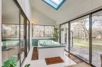 Hot Tub, Deck & Grill: Brookshire Gem Near Venues
