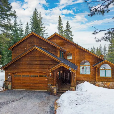 5 Mins to Ski Resort Ping Pong Pool Table Deck Donner Ridge by AvantStay