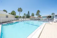 Steps to beach & restuarants and Pet Friendly! - プール