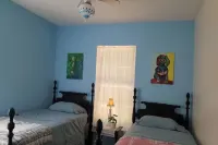 Lake Norman Charming Cottage with AC ,WiFi, Fire Pit and Grill in Mooresville.