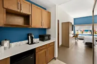 Holiday Inn Express & Suites Raleigh NE - Medical Ctr Area Hotel berhampiran Knightdale Commons