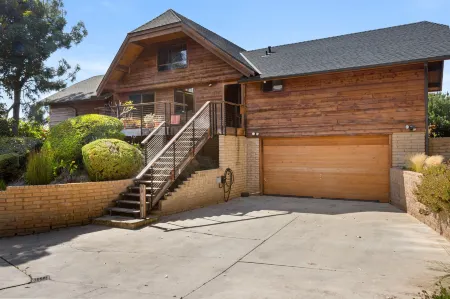 Ocean and Lagoon Views with Hot Tub and Game Room - Charming Retro Haven Отели в г. Солана Бич