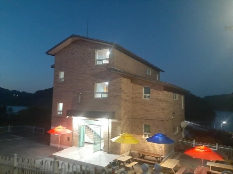 Jeongeup Lakeside Pension - Housity