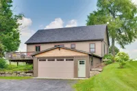 On-Site Vast Hiking Trail Hardwick Farmhouse! - parking