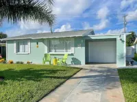 Cute Beach House half a block from the beach 🏝