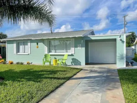 Cute Beach House half a block from the beach 🏝 Отели в г. Ормонд-Бай-Те-Си