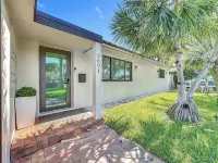 Luxurious Pompano Beach Oasis with Pool, Outdoor Kitchen, and close Beach