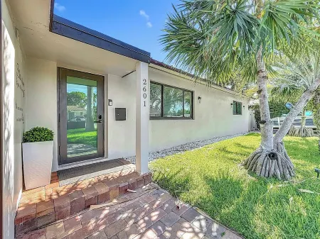 Luxurious Pompano Beach Oasis with Pool, Outdoor Kitchen, and close Beach Отели рядом с достопримечательностью «Laguna Bay Nursery Inc»