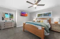 Spacious 4-bedroom lakefront house with WiFi, AC in tranquil Houghton Lake Hotels in Lake Township