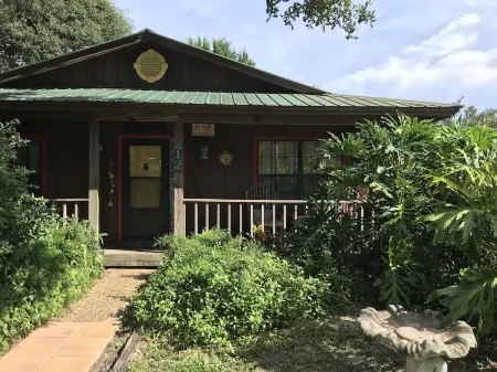 CHARMING 2/2 COTTAGE JUST A SHORT WALK TO THE BEACH/PET FRIENDLY/ WIFI