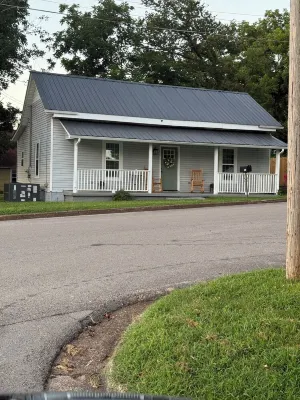 East Madison Escape. Hotels in Pulaski