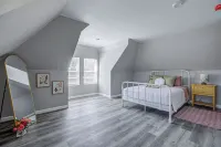 Musketeer Manor ~ 5 bedrooms & 4.5 baths off street parking & central location!!