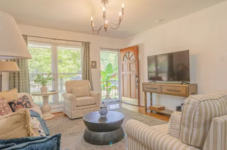 Modern Luxury Cottage with Pool Отели рядом с Аэропорт Коламбус Метрополитен