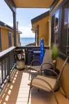 Lake Tahoe Beach Getaway- steps from the Lake! Cozy studio at Franciscan Lodge. Hoteles en Tahoe Vista