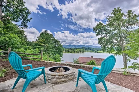 Couples Retreat with Lake and Mtn Views, Fire Pit Отели в г. Лейк Джуналаска