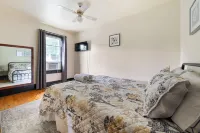 Victorian Lakehouse with private beach Hotels in Edinburg