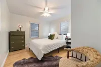 MidCentury Modern 3BR 2BA + Hot Tub in College District
