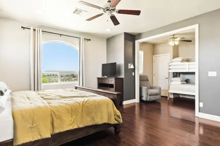 50 miles from Zions Park/Desert Oasis with hot-tub