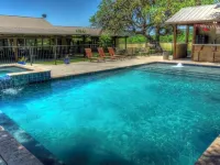 6-bedroom Lodge on 12 acres in Concan, Texas.  Swimming pool & hot tub. Hotels in Concan