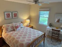 NEW! Charming Cottage, Pet friendly, Hot tub, Dock & Pool Access-2 mi to Beach - Pools