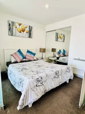 Central Melbourne Getaway with City View Balcony; near Tram Stop & Train Station