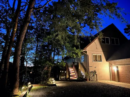 Midcentury Modern Lake House, gorgeous views, deck, 4-bedrooms in Lusby/Solomons Отели в г. Чесапик Ранч Эстейтс-Драм Пойнт