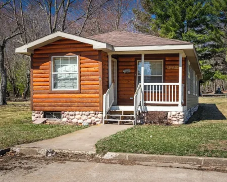 The Fish Cabin at the Riviera Resort in Neillsville, Wisconsin! デューハーストのホテル