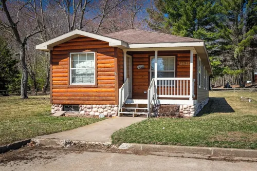 The Fish Cabin at the Riviera Resort in Neillsville, Wisconsin! 듀허스트 호텔